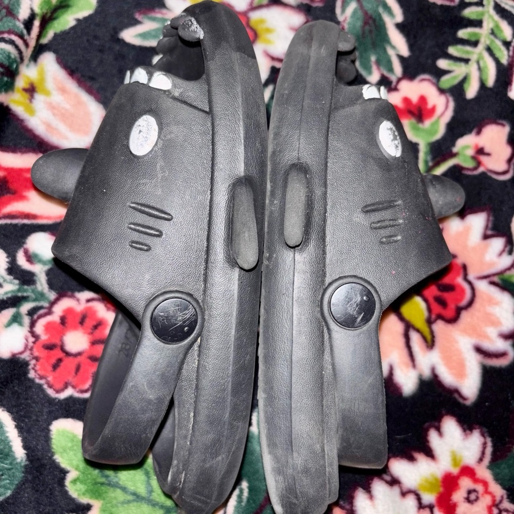 Kids Size 11/12 Black Shark Slippers Shoes Unisex Slip-On Sandals Slides Clogs - Picture 5 of 9